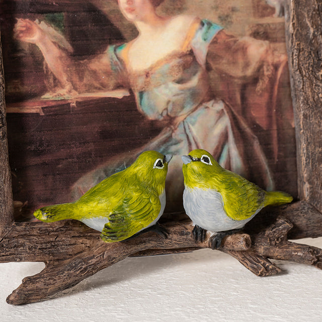 American-vintage-resin-bird-themed-picture-frame-close-up-06092
