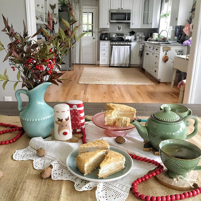Christmas Ceramic Salt and Pepper Shakers Set Embossed Spice Jars On The Table 081105