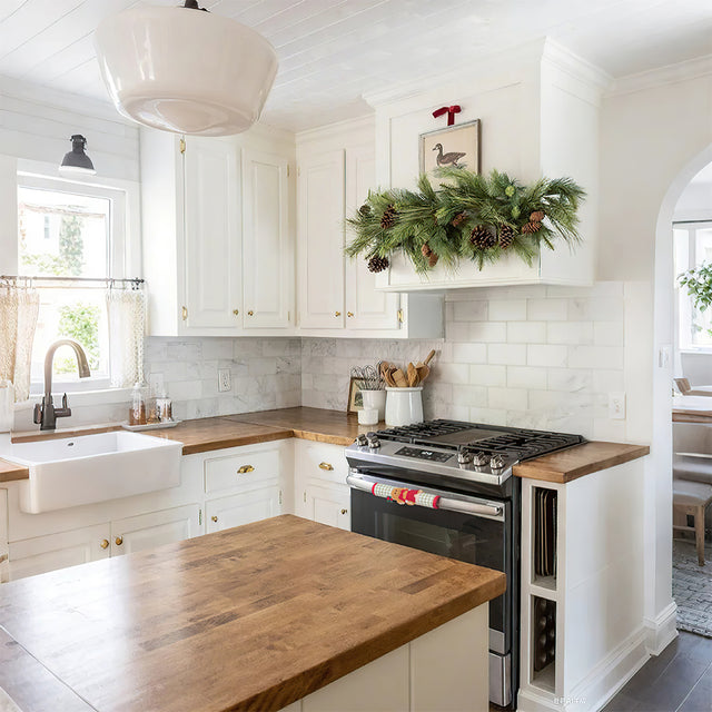 Christmas Gingerbread Man Handle Covers Set On The Oven In The Day 081440