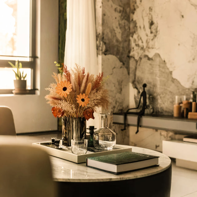 Decorative Natural Dried Flower Bouquet with Pampas Grass In The Glass Vase On The Tray 091043