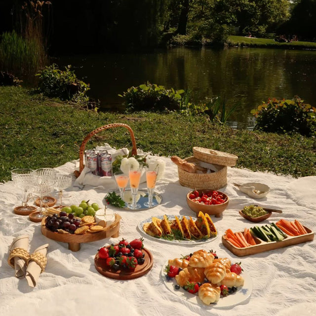 European-style-stainless-steel-mirror-polished-serving-tray-scene-06064