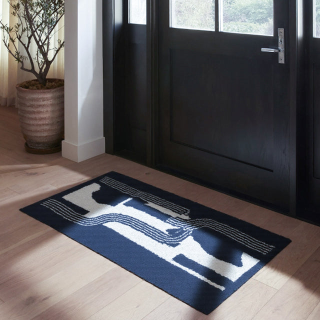 Flocked Velvet Rug Foldable Machine Washable Carpet In Front of The Black Door 090431