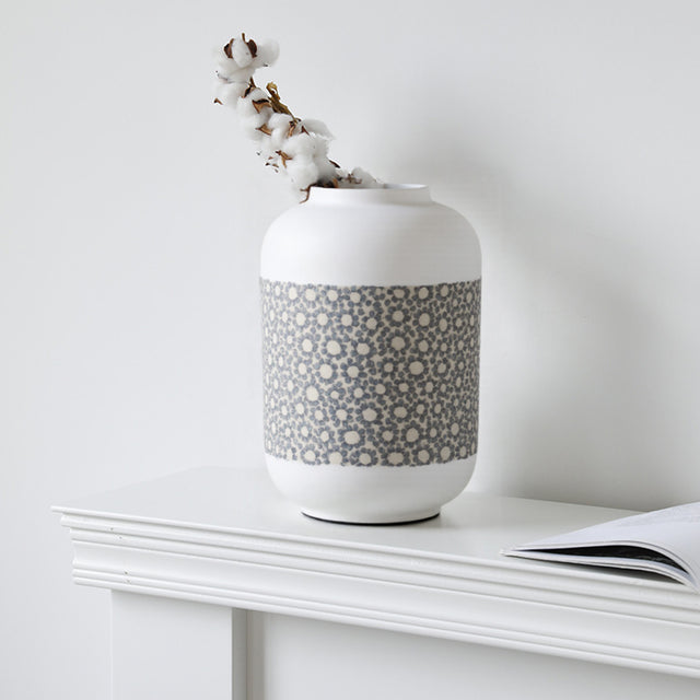 French-style-natural-shell-dry-flower-vase-scene-0607