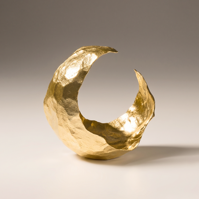 Gold Crescent Moon Decorative Bowl — Hammered Resin Fruit Bowl & Sculptural Centerpiece for Living Room, Console & Coffee Table