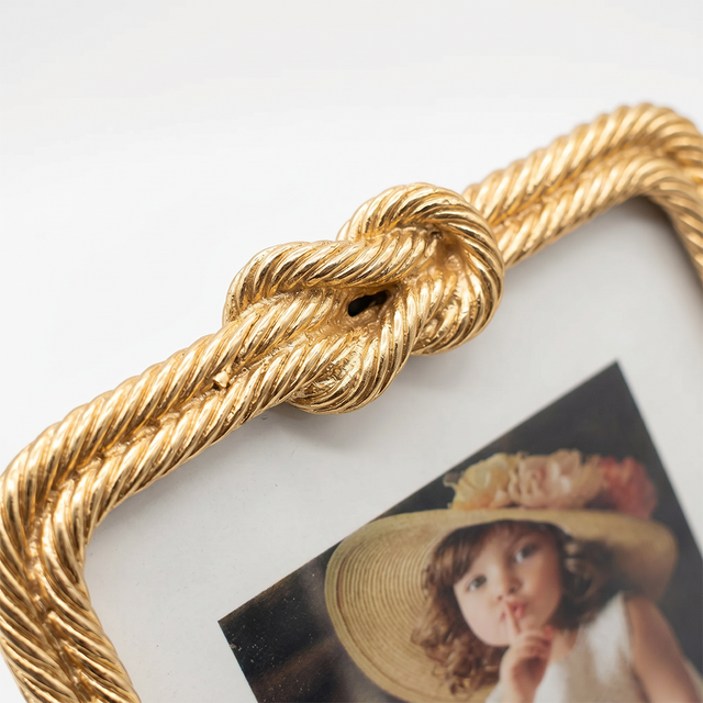 Gold Rope Knot Picture Frame – Decorative Twisted Metal Photo Frame, Antique Gold Finish, Fits 4×6 or 5×7 Photos, Tabletop Display with Easel Back