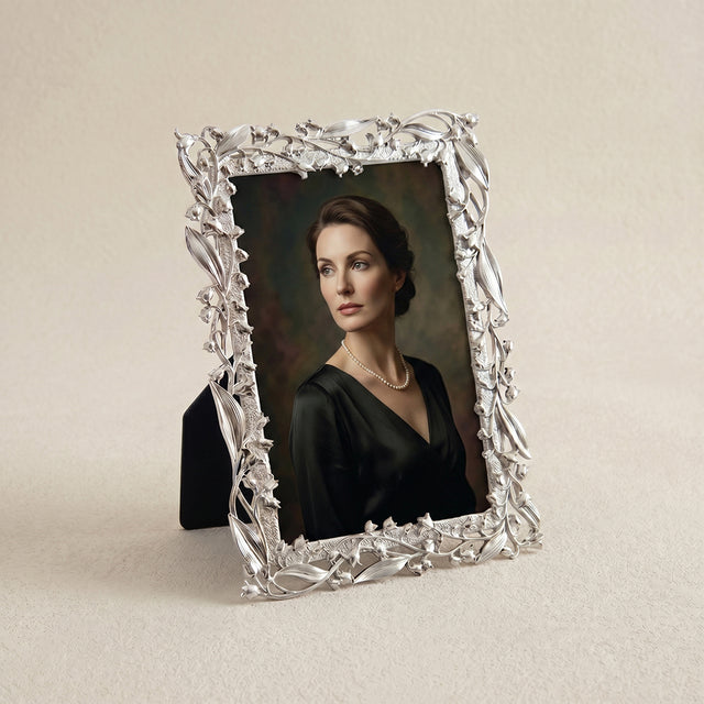 Silver Lily of the Valley Metal Picture Frame – 4"×6" Zinc Alloy Botanical Relief Frame with Glass, Easel Stand for Desk, Shelf or Dresser