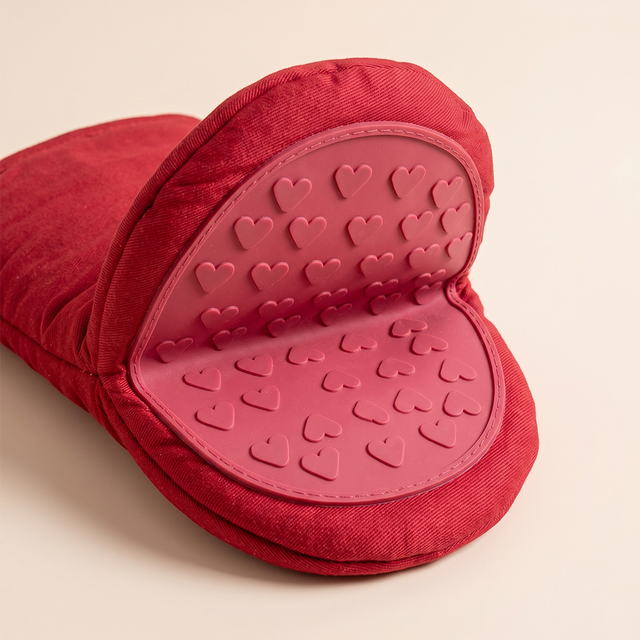 Red oven mitt inner detail
