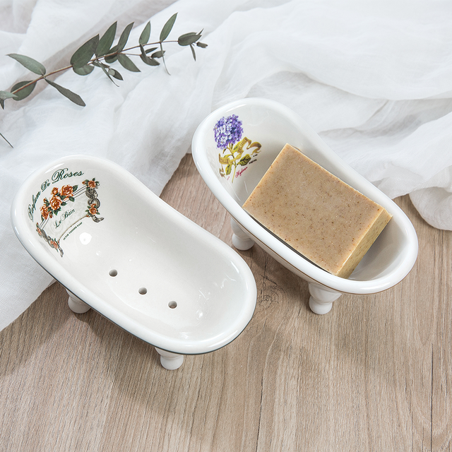 bathtub-shaped-ceramic-soap-dish-close-up-0528