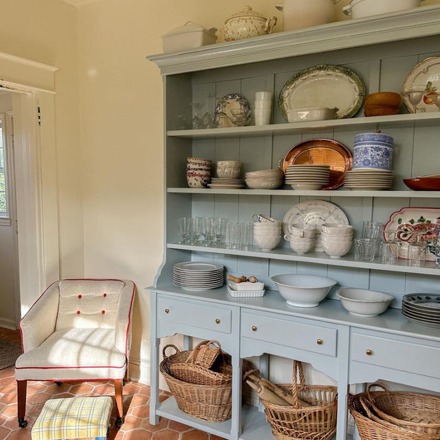 blue-white-ceramic-storage-jar-with-lid-scene-0708
