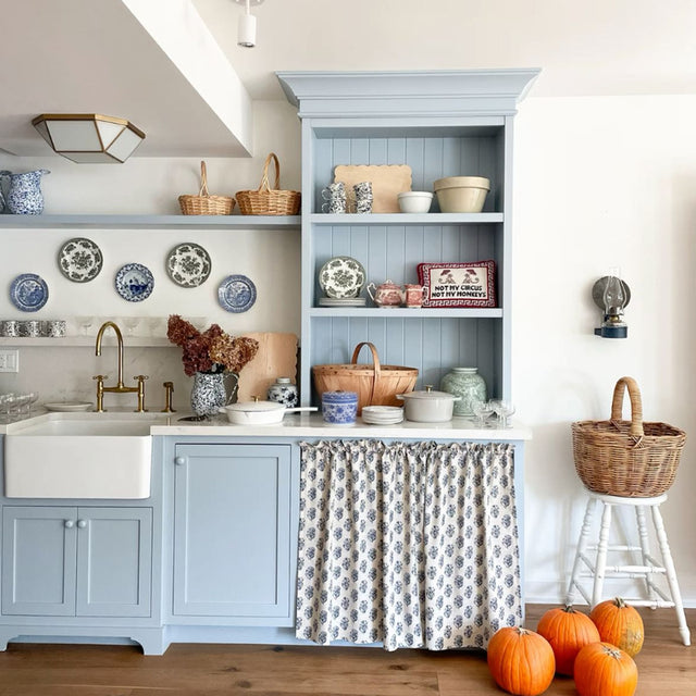 blue-white-ceramic-storage-jar-with-lid-scene-07081