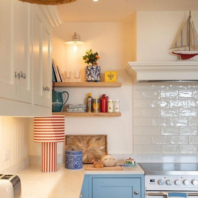 blue-white-ceramic-storage-jar-with-lid-scene-07082