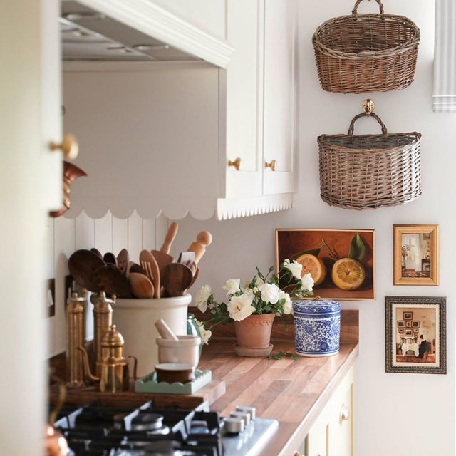 blue-white-ceramic-storage-jar-with-lid-scene-07083