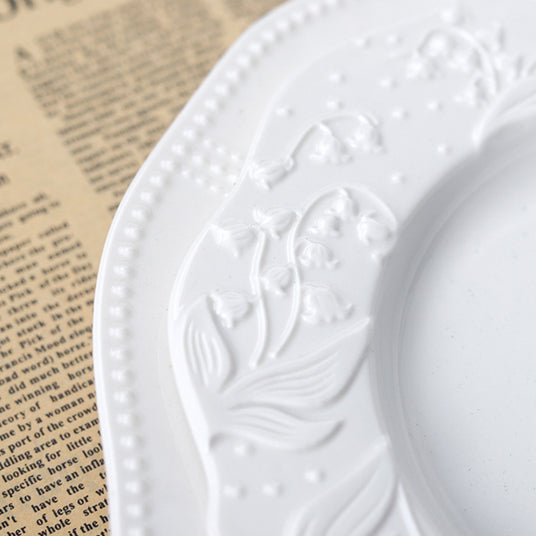 ceramic-trim-edged-cat-pattern-dessert-plate-close-up-07151