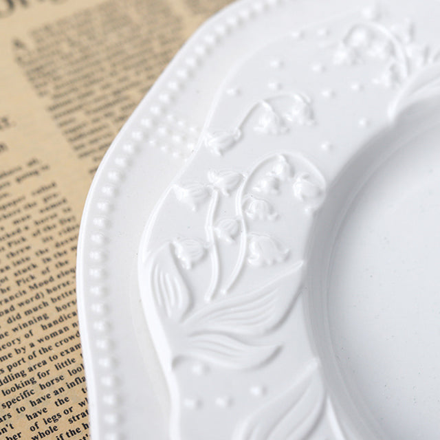 ceramic-trim-edged-cat-pattern-dessert-plate-close-up-07151