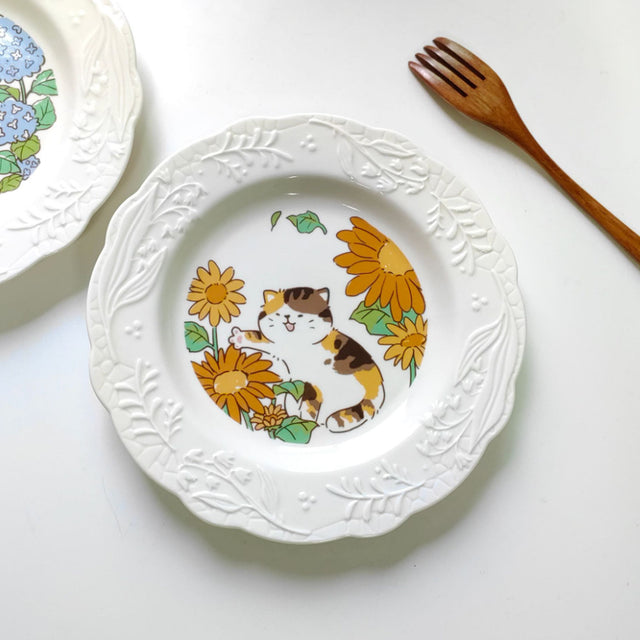 ceramic-trim-edged-cat-pattern-dessert-plate-close-up-07153