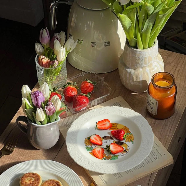 ceramic-trim-edged-cat-pattern-dessert-plate-scene-07153