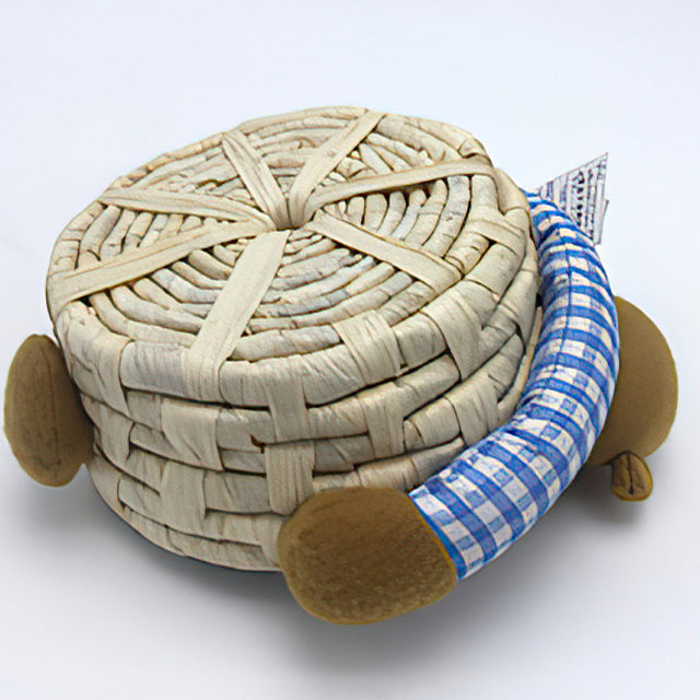 corn-husk-woven-bear-design-storage-basket-close-up-07021