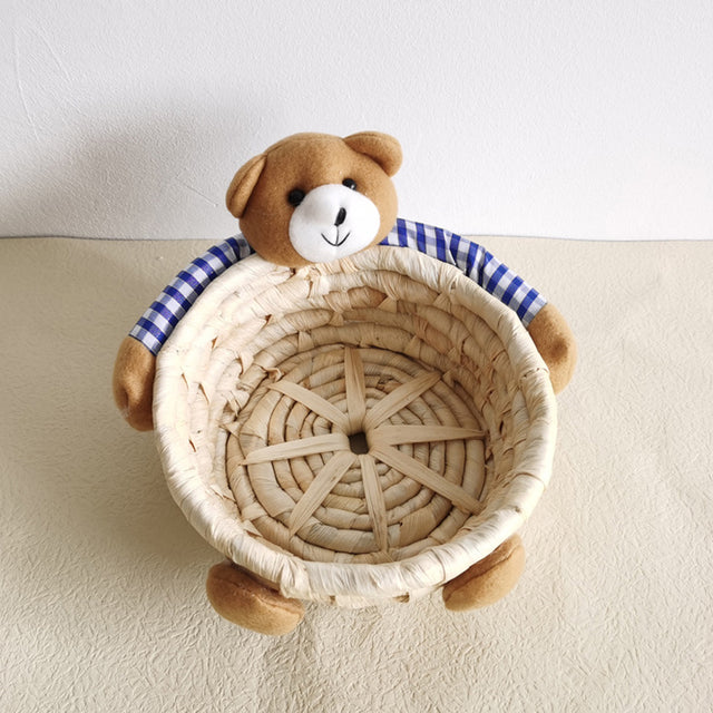 corn-husk-woven-bear-design-storage-basket-close-up-07022