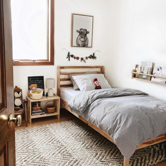 corn-husk-woven-bear-design-storage-basket-scene-07023