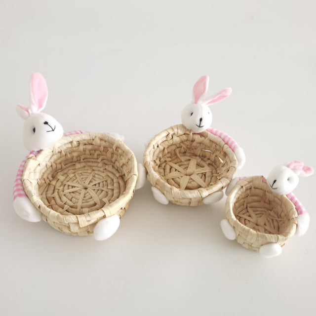corn-husk-woven-rabbit-design-storage-basket-close-up-07021