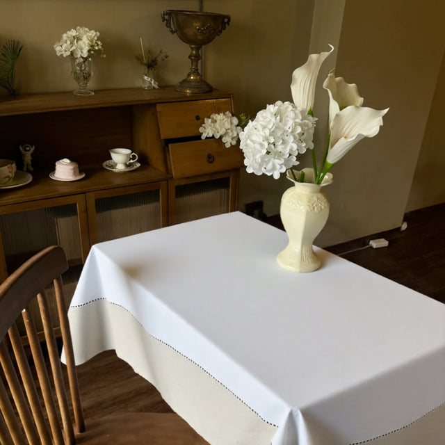 dinning-room-hollow-tablecloth