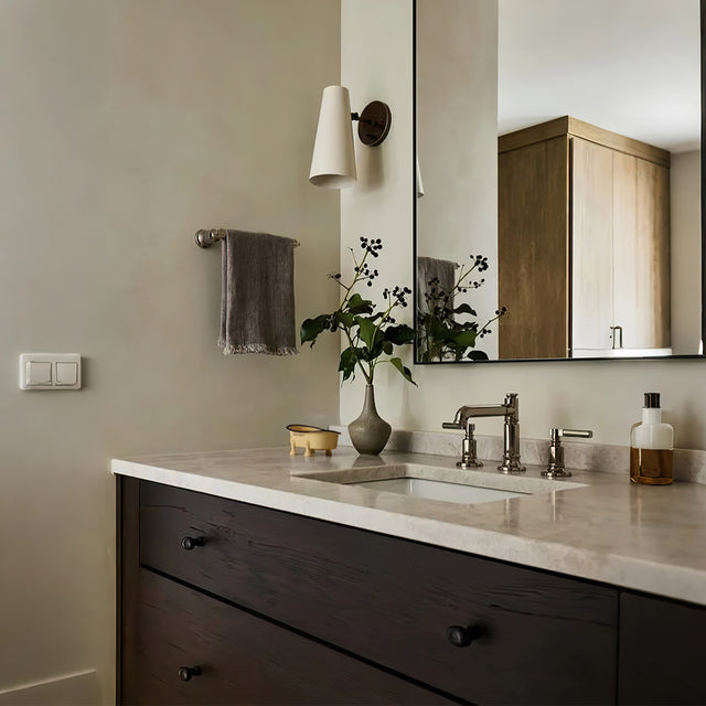 enamel-bathtub-shaped-soap-dish-with-drainage-holes-scene-0711