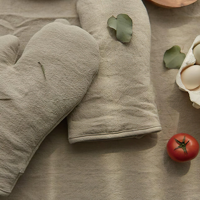 extra-thick-heat-resistant-baking-gloves-close-up-07102