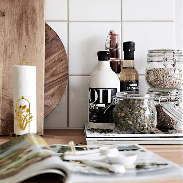 freestanding-metal-paper-towel-holder-scene-07112