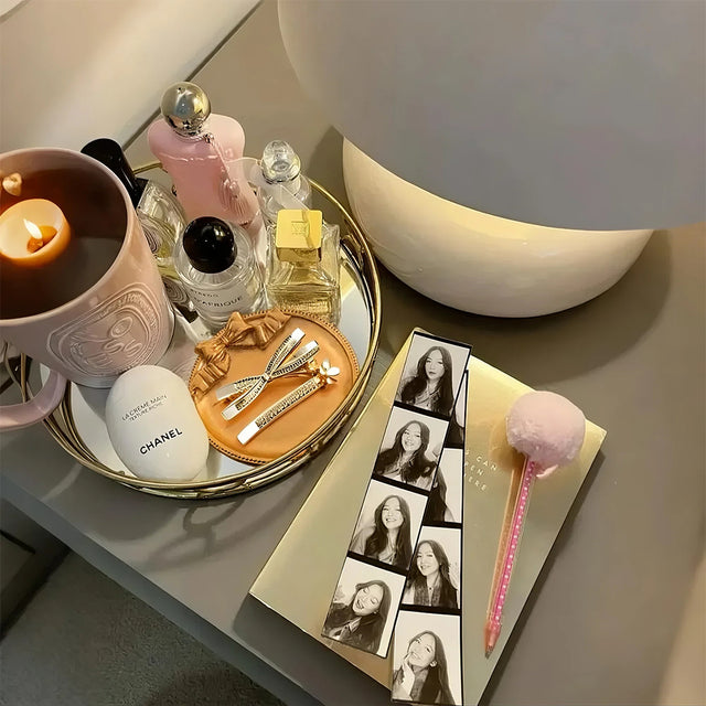 gold round resin tray on the table