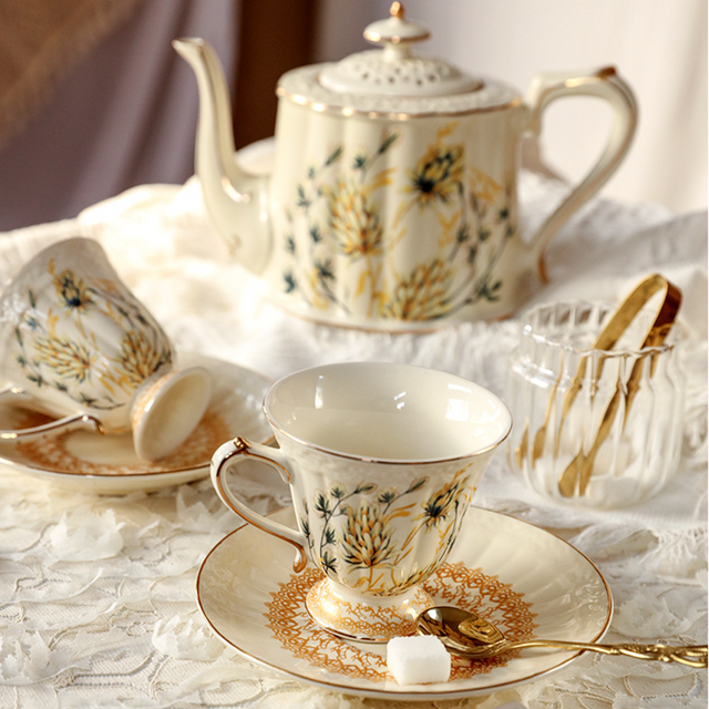 golden-ceramic-coffee-cup-details
