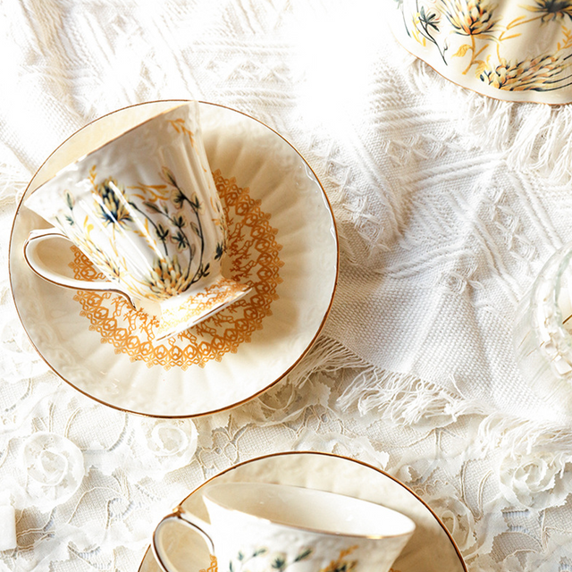 golden-ceramic-coffee-cup-details