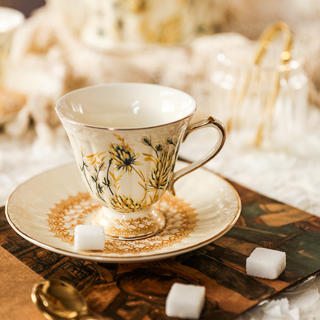 golden-ceramic-coffee-cup-details