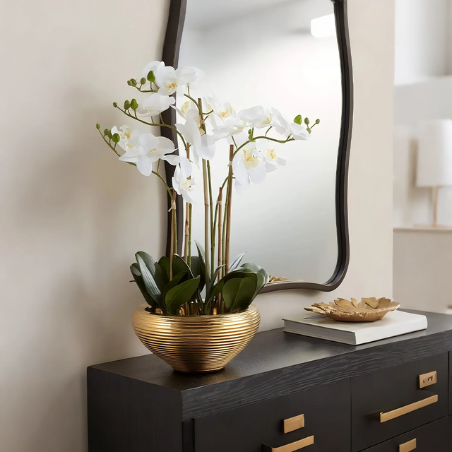 golden-ceramic-vase-scene-0617