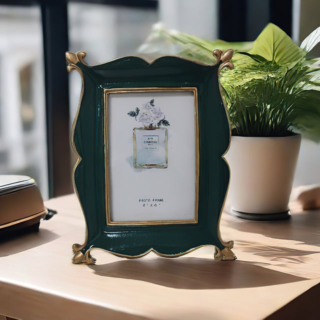 green picture frame details