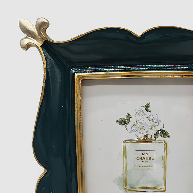 green picture frame details