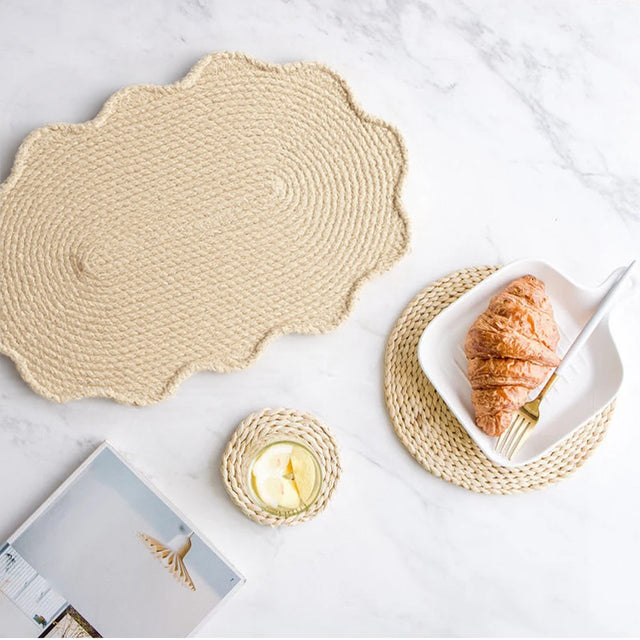 handwoven-oval-corn-husk-table-coaster-scene-06275