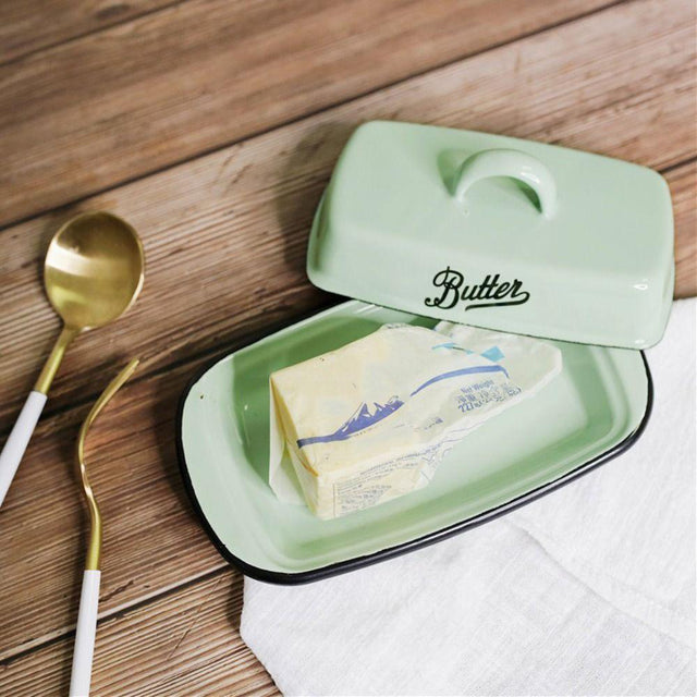 lake-blue-nostalgic-American-enamel-lidded-pastry-tray-scene-06091