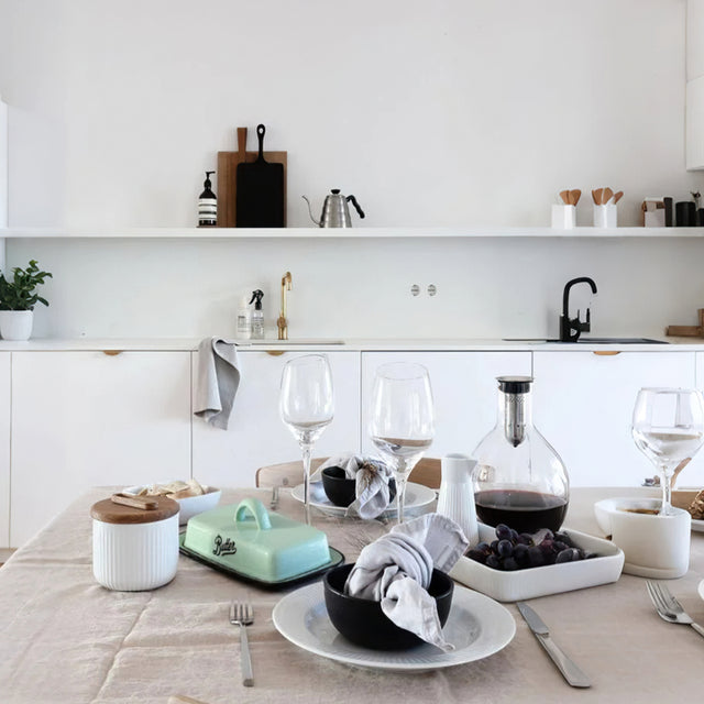 lake-blue-nostalgic-American-enamel-lidded-pastry-tray-scene-06092