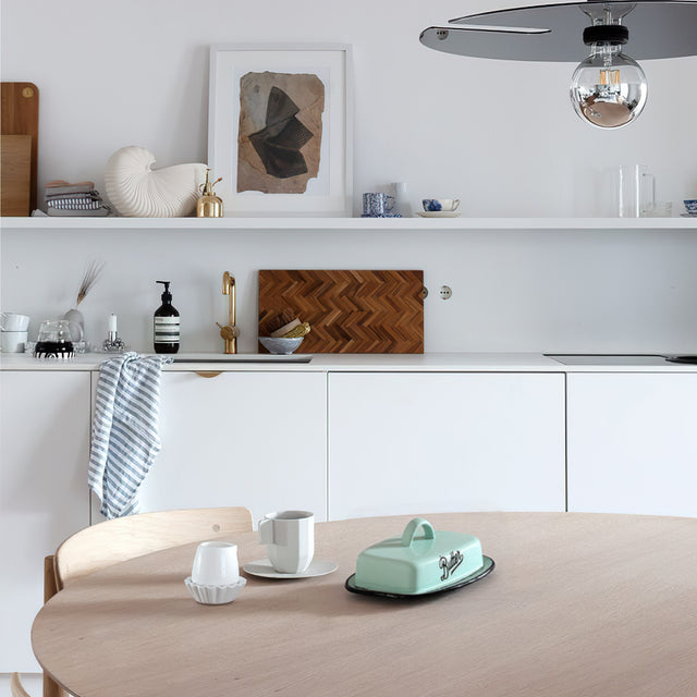 lake-blue-nostalgic-American-enamel-lidded-pastry-tray-scene-06094