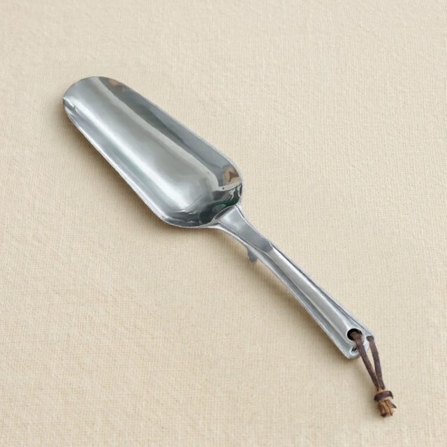 large trowel closeup 06111