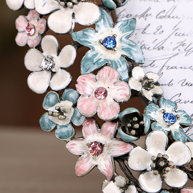 living-room-floral-picture-frame-details