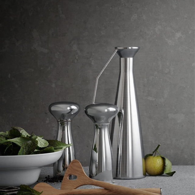 minimalist-style-plated-glass-cold-water-wine-bottle-scene-0704