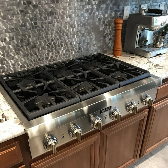 pepper grinder manual control on the cooking counter