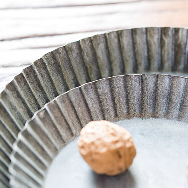 round storage tray details