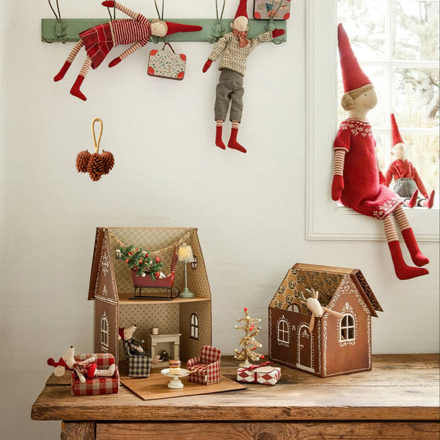 scandinavian pinecone wall decor as christmas decor