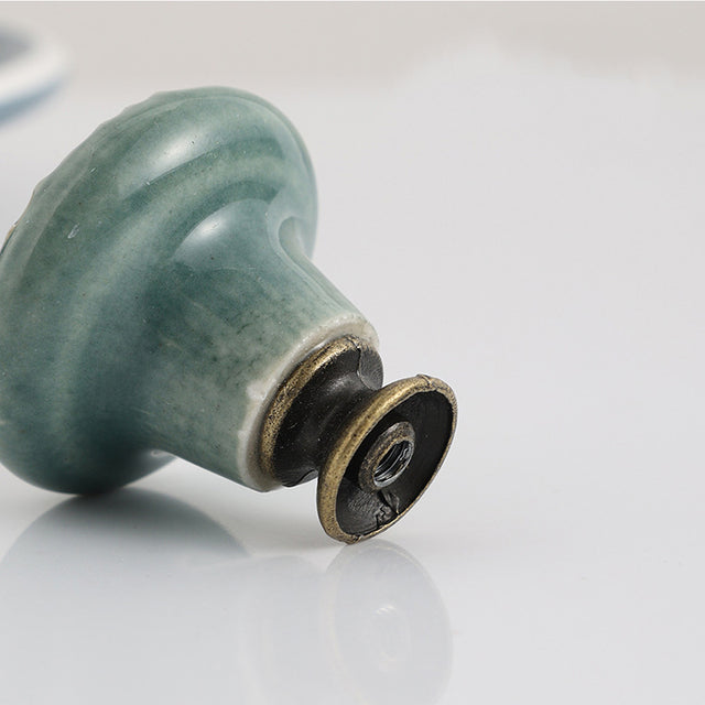 single-hole-ceramic-handle-for-cabinet-or-drawer-close-up-05261