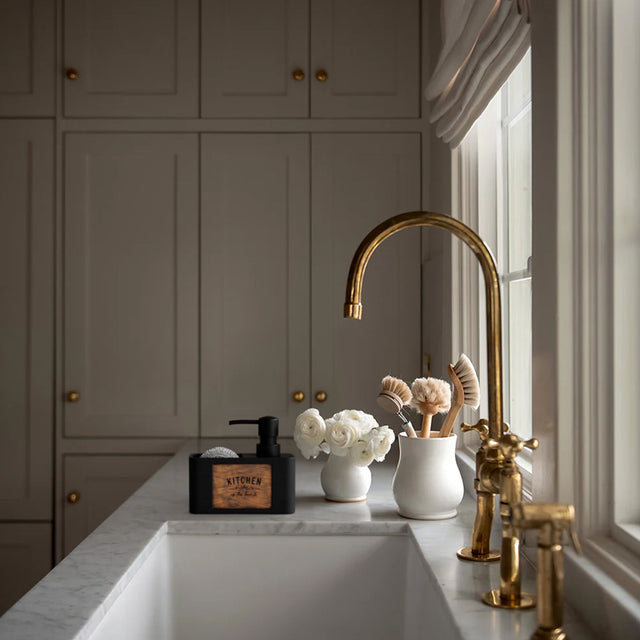 squeeze-type-refillable-dispenser-bottle-scene-06272