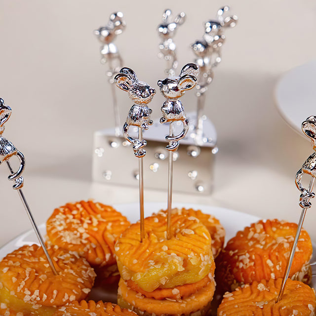 stainless-steel-cheese-holder-with-mouse-shaped-fruit-forks-Nordic-Ins-style-close-up-06092