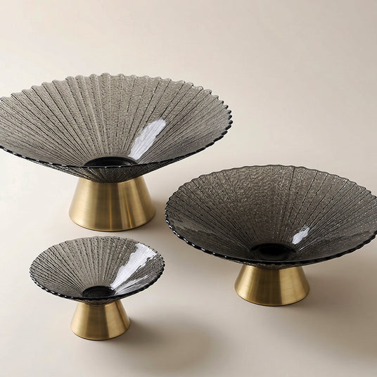 three sizes of black bowls