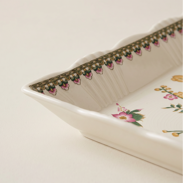 tray inside rim close up